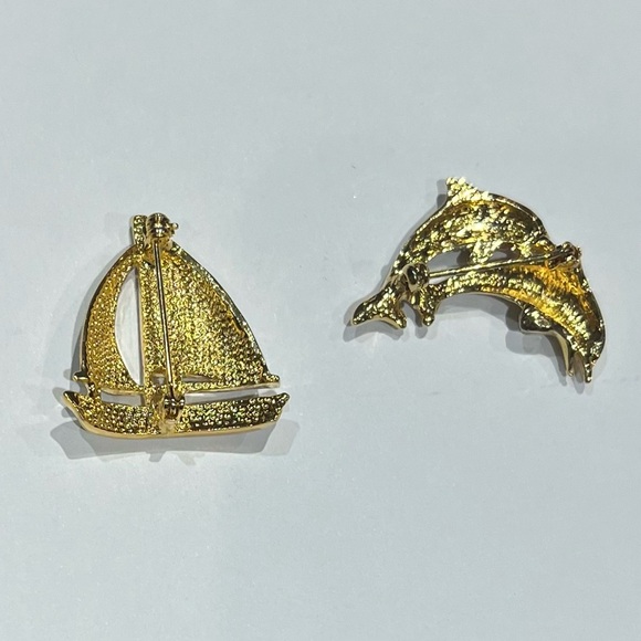 Vintage pair of gold-toned with rhinestone encrusted brooches. . - Picture 3 of 3